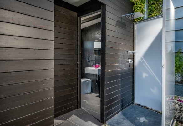 La doccia con bagno e spogliatoio accanto alla piscina-Villa Relax