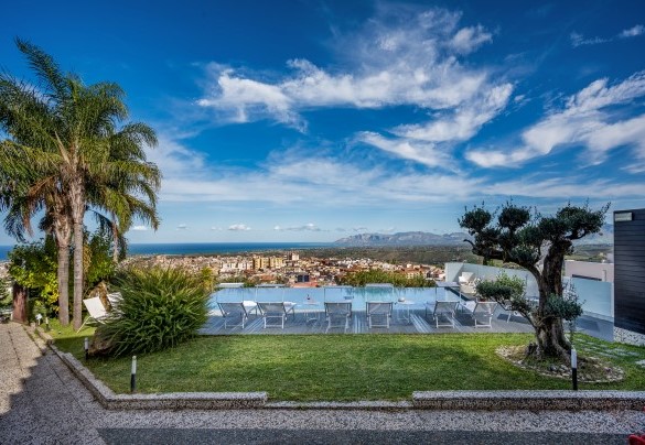La piscina a sfioro con vista mare - Villa Relax