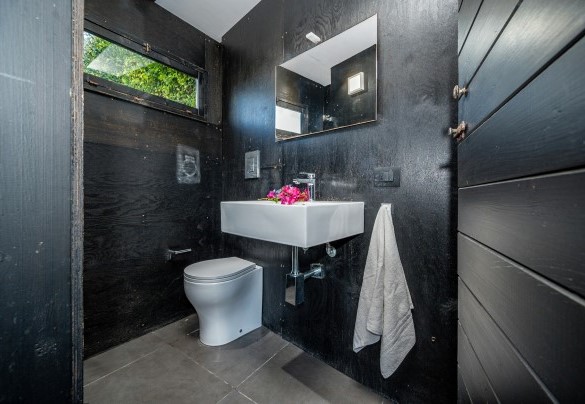 La doccia con bagno e spogliatoio accanto alla piscina-Villa Relax