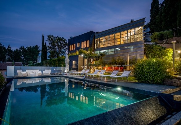 La piscina illuminata al tramonto - Villa Relax