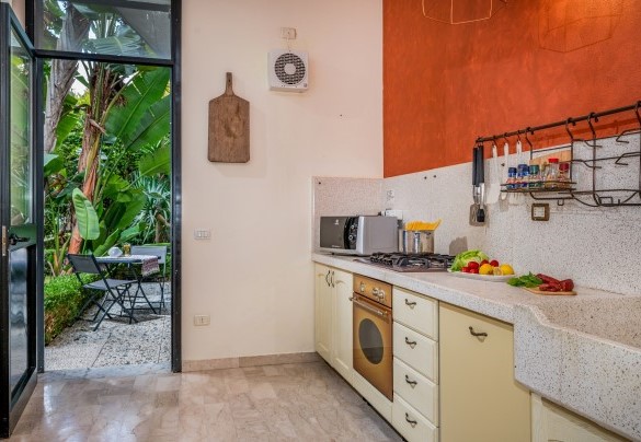 La cucina al piano terra con uscita sull'area  barbecue- Villa Relax