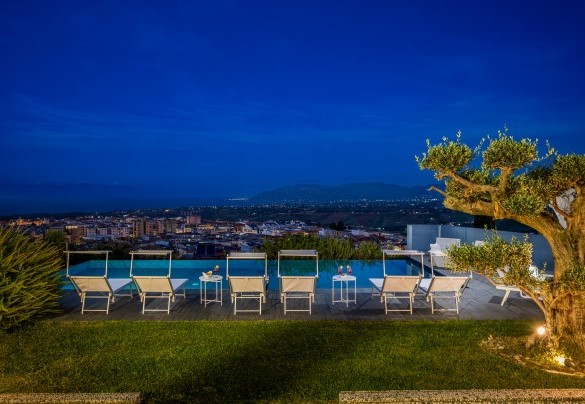 La zona solarium arredata con lettini-Villa Relax