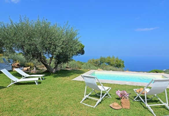 The pool area - Villa Respiro