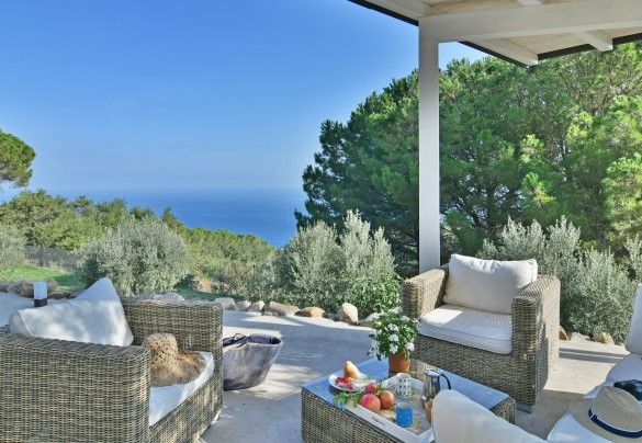 A gazebo protects the relaxation area - Villa Respiro