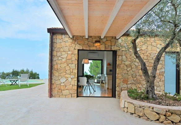 A canopy leads to the entrance - Villa Respiro