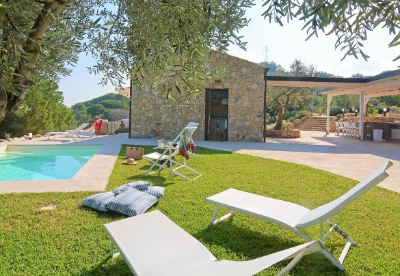 The solarium area consists of several sun loungers - Villa Respiro