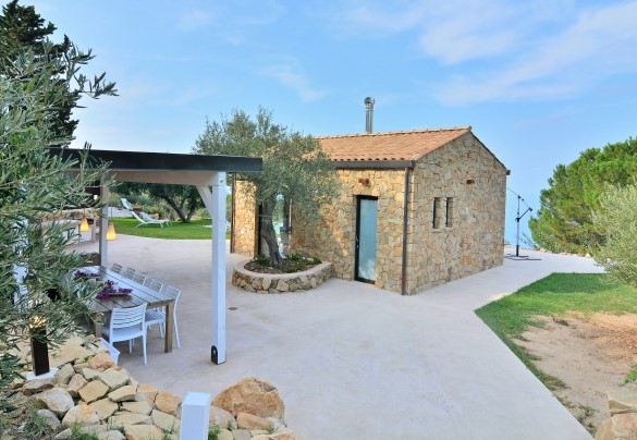 The inner courtyard entirely paved - Villa Respiro