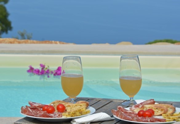 The Roman staircase allows access to the pool - Villa Respiro