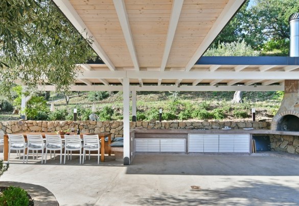 The outdoor kitchen is sheltered by the canopy - Villa Respiro
