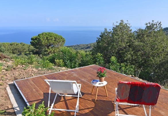 The wooden terrace overlooks the sea - Villa Respiro