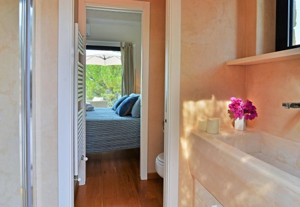 The ensuite bathroom with a shower n.1 in the main house - Villa Respiro