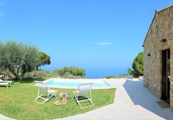 The solarium area consists of several sun loungers - Villa Respiro