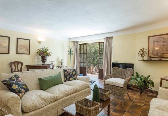 The large living room with study corner and direct exit to the garden - Villa Rinaldi 