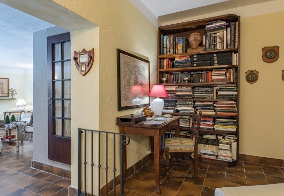 The study corner with bookshelf - Villa Rinaldi