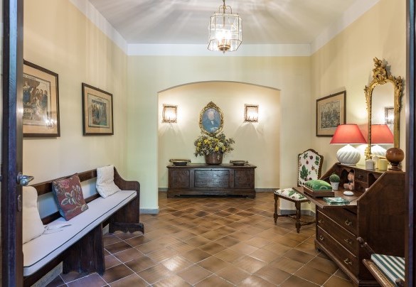 Detail of the elegant hallway – Villa Rinaldi