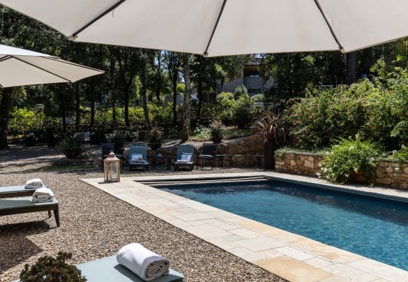 Rectangular, with submerged steps for acess to the water, the pool measures 4 x 8 m with the depth varying from 1.50 to 1.70 m - Villa Rinaldi