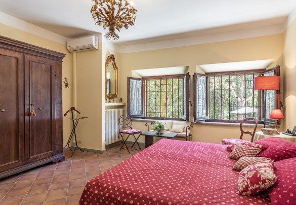 Double bedroom with en suite bathroom with tub - Villa Rinaldi