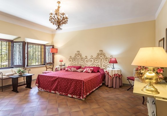 Double bedroom with en suite bathroom with tub - Villa Rinaldi
