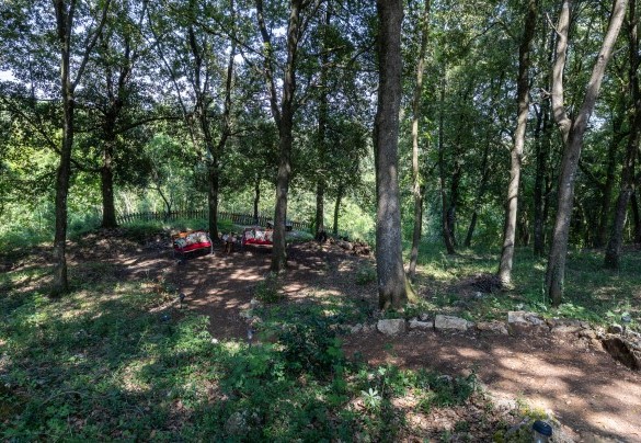 Authentic Eden devoted to lazing around and conviviality, with various spots equipped with chairs and tables - Villa Rinaldi