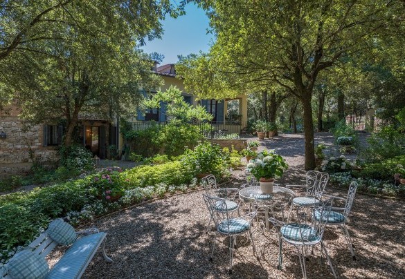Various spots equipped with chairs and tables for the relax time -Villa Rinaldi