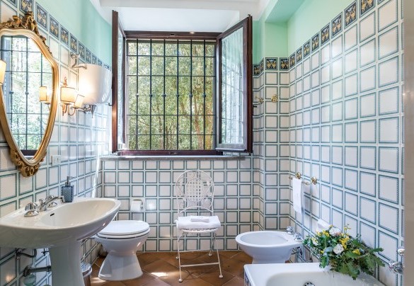 En suite bathroom with bathtub - Villa Rinaldi