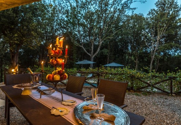 The table for outdoor diners -Villa Rinaldi