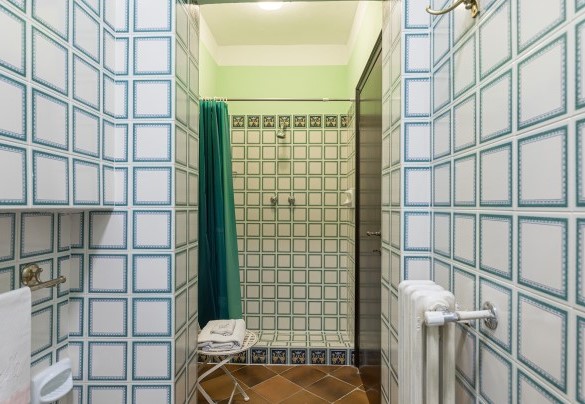 En suite bathroom with shower - Villa Rinaldi