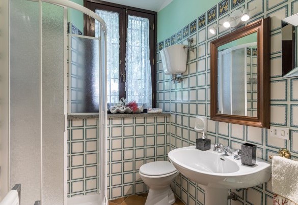 En suite bathroom with shower - Villa Rinaldi