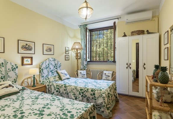 Twin bedroom with joinable beds  -Villa Rinaldi