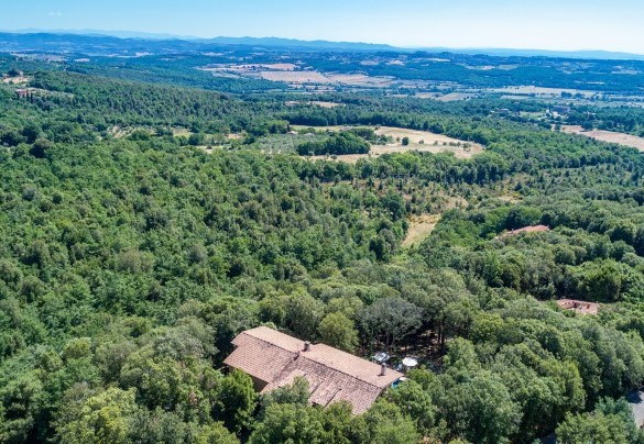 The villa is located along a residential road in the small borgo of Santa Colomba, dominated by a 14th century castle-fortress and a small churchadorned with frescoes by Duccio da Buoninsegna - Villa Rinaldi