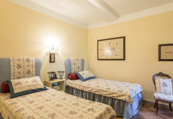 Twin bedroom with joinable beds  -Villa Rinaldi