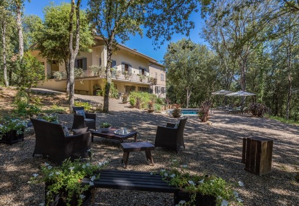 Various spots equipped with chairs and tables for the relax time -Villa Rinaldi