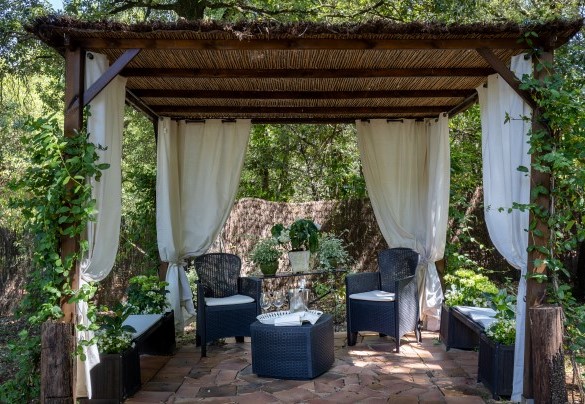 Authentic Eden devoted to lazing around and conviviality, with various spots equipped with chairs and tables - Villa Rinaldi