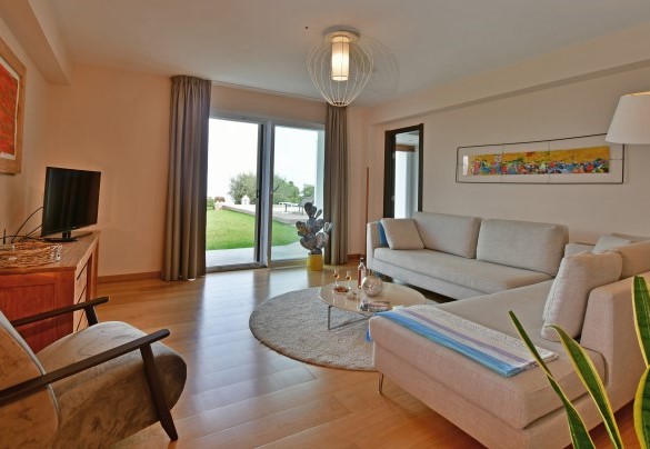 L'elegante salotto con TV al piano terra - Villa Rita
