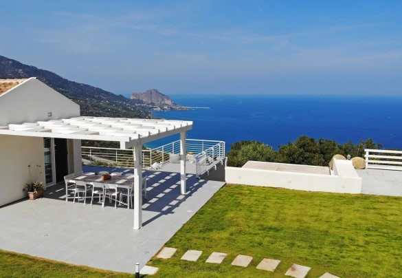 Il meraviglioso prato all'inglese abbraccia la villa - Villa Rita