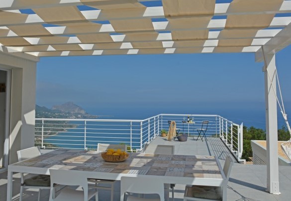 La zona pranzo esterna è ombreggiata dal gazebo - Villa Rita