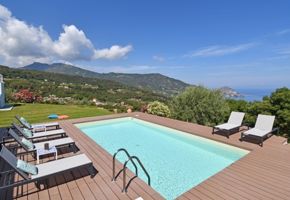 Il solarium completo di ombrelloni e sedie a sdraio - Villa Rita