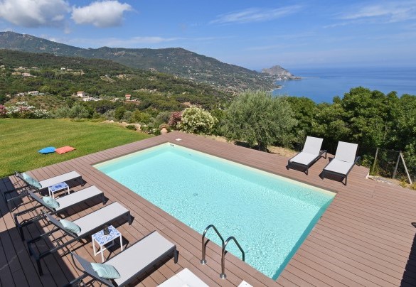 Il solarium completo di ombrelloni e sedie a sdraio - Villa Rita
