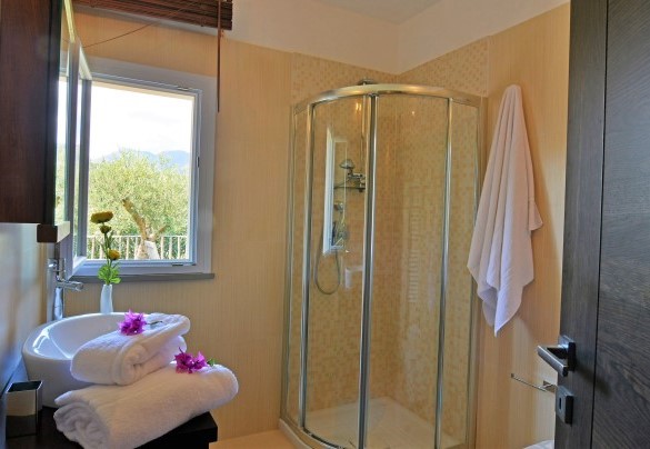 Il colorato bagno con doccia - Villa Rita