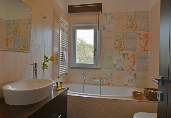 Il caratteristico bagno con vasca - Villa Rita