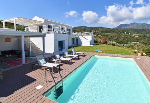 Un gazebo ombreggia la zona accanto la vasca - Villa Rita