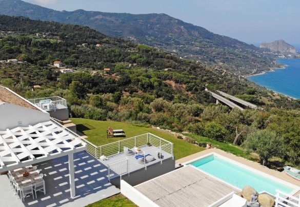 La villa è incastonata sulla cima della collina - Villa Rita