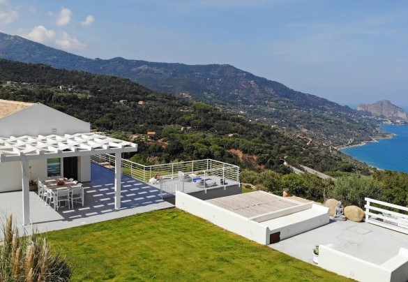 Il meraviglioso prato all'inglese abbraccia la villa - Villa Rita