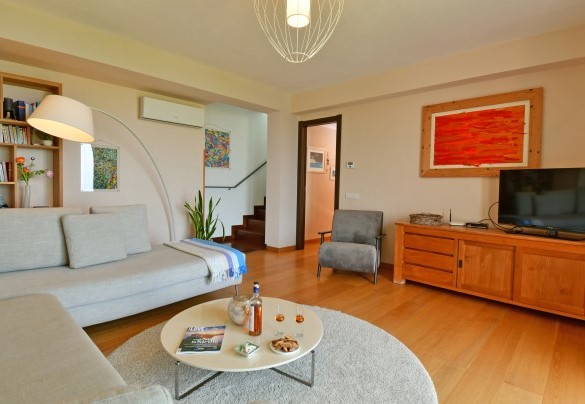 L'elegante salotto con TV al piano terra - Villa Rita