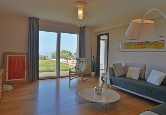 L'elegante salotto con TV al piano terra - Villa Rita