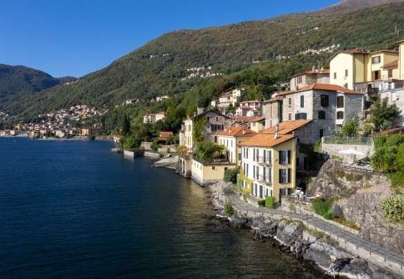 La villa, arroccata nella parte più suggestiva del paese, in prossimità dell’antico castello, è raggiungibile percorrendo un breve tragitto a piedi - Villa Rivetta