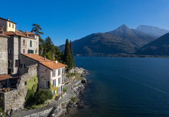 La villa, arroccata nella parte più suggestiva del paese, in prossimità dell’antico castello, è raggiungibile percorrendo un breve tragitto a piedi - Villa Rivetta