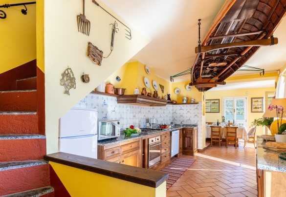 Ampia e attrezzata cucina in pieno stile lacustre - Villa Rivetta 
