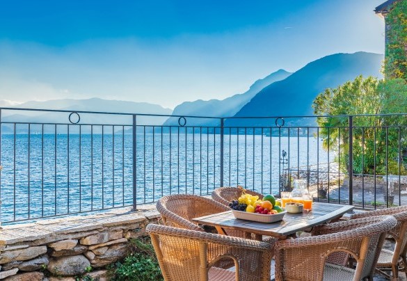 La suggestiva vicinanza al lago e le ampie terrazze adibite a zona pranzo e relax di cui dispone la villa creano un'atmosfera unica - Villa Rivetta