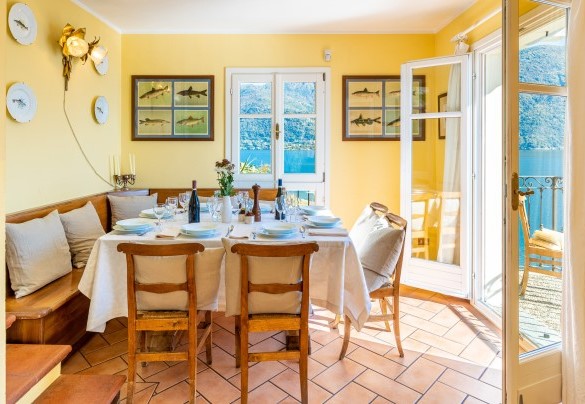 sala da pranzo con accesso diretto alle due terrazze vista lago - Villa Rivetta